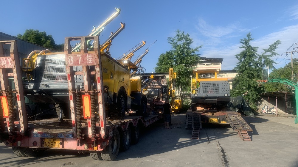 单臂锚杆台车助力铁路建设！香港全年资料免费大全设备交付重点项目